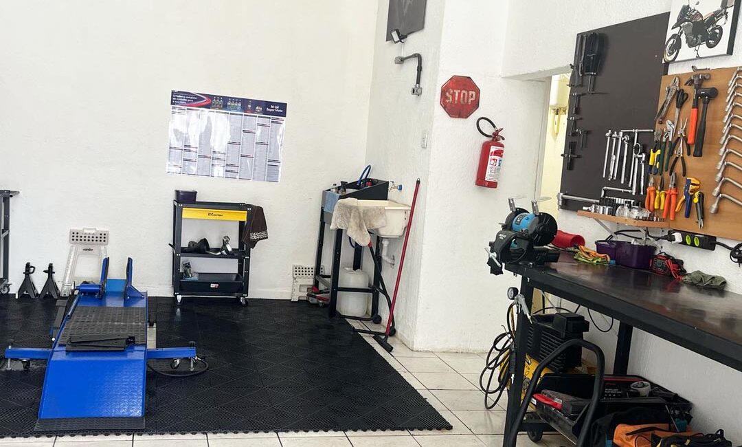 Oferecemos serviços especializados para motos e scooters, incluindo revisão, manutenção, troca de óleo, freios e lavagem. Atendimento rápido, garantido e com orçamento gratuito. Agende já!