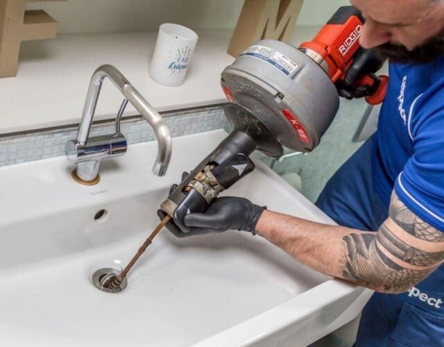 Rei das Desentupidoras em Curitiba PR - Desentupimento de esgoto, pias, ralos, vasos, caixas gordura, Hidrojateamento, Caça Vazamentos