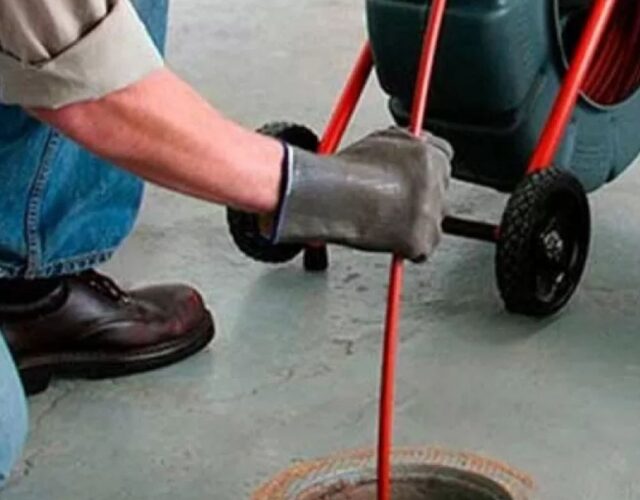 Rei das Desentupidoras em Curitiba PR - Desentupimento de esgoto, pias, ralos, vasos, caixas gordura, Hidrojateamento, Caça Vazamentos