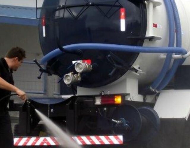 Rei das Desentupidoras em Curitiba PR - Desentupimento de esgoto, pias, ralos, vasos, caixas gordura, Hidrojateamento, Caça Vazamentos