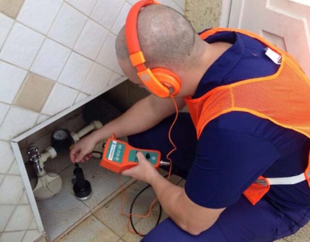 Rei das Desentupidoras em Curitiba PR - Desentupimento de esgoto, pias, ralos, vasos, caixas gordura, Hidrojateamento, Caça Vazamentos